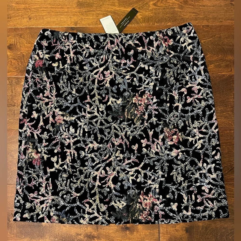 Tahari NWT Velvet Floral Embroidered Skirt